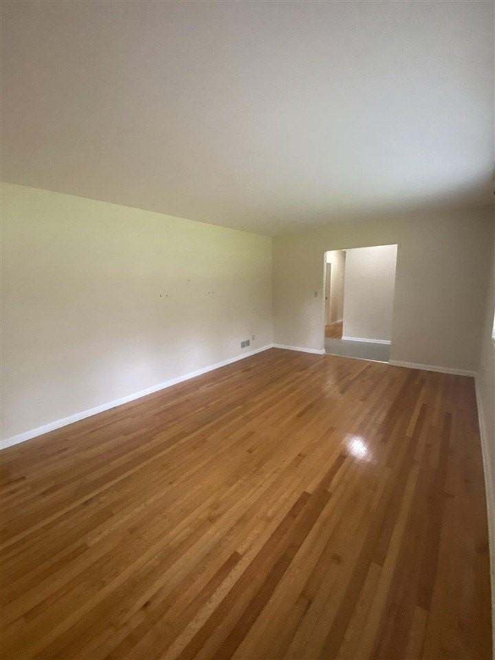 1006 Ivanhoe Rd - Photo 5 of 36