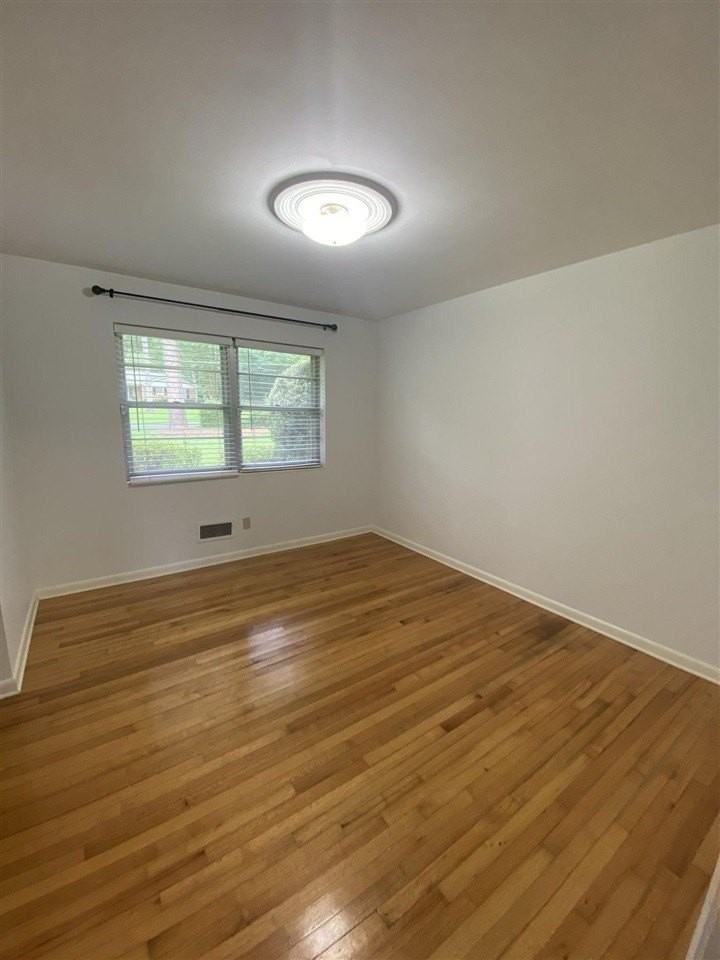 1006 Ivanhoe Rd - Photo 6 of 36