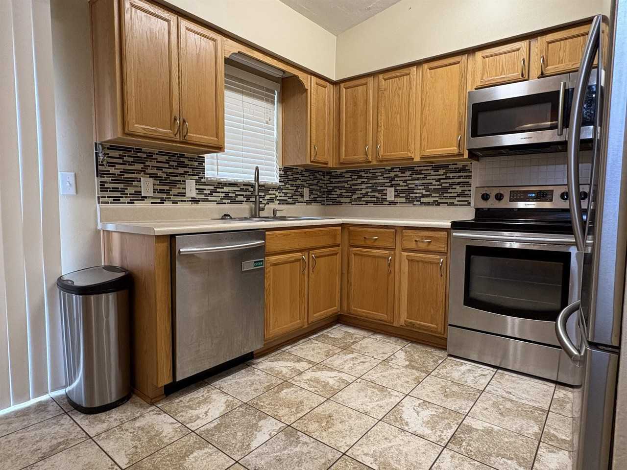 733 Livingston Ct - Photo 5 of 14