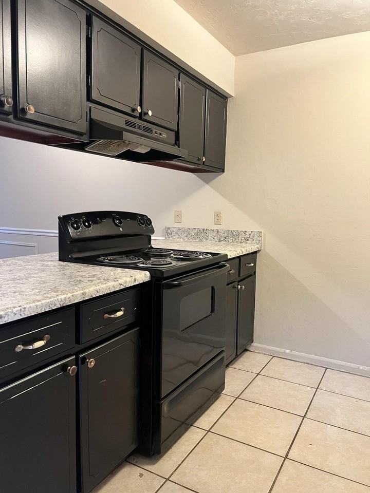 1850 Sylvan Ct - Photo 2 of 12
