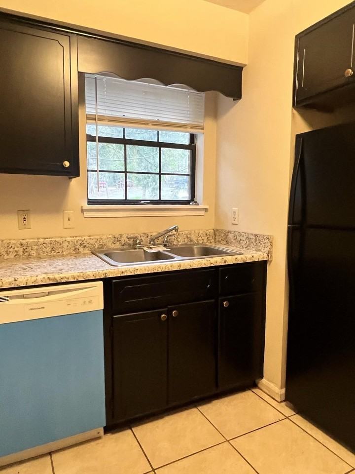 1850 Sylvan Ct - Photo 3 of 12