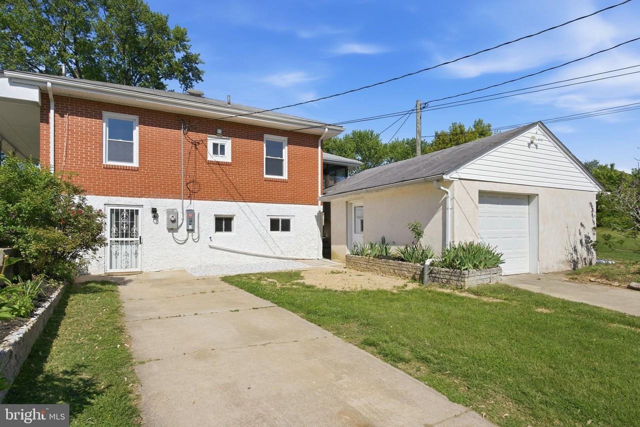 2301 Bayside Dr - Photo 3 of 35
