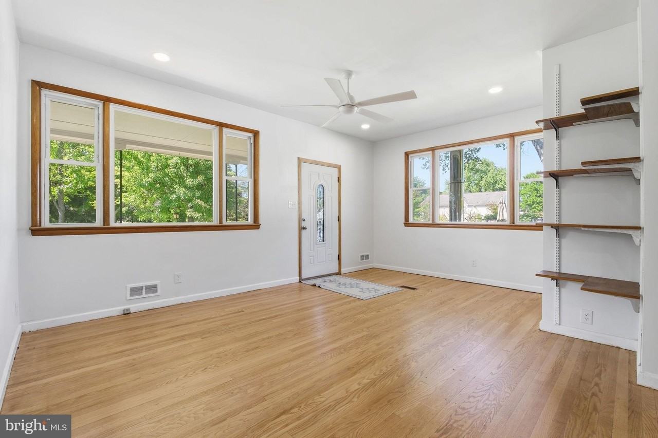 2301 Bayside Dr - Photo 4 of 35