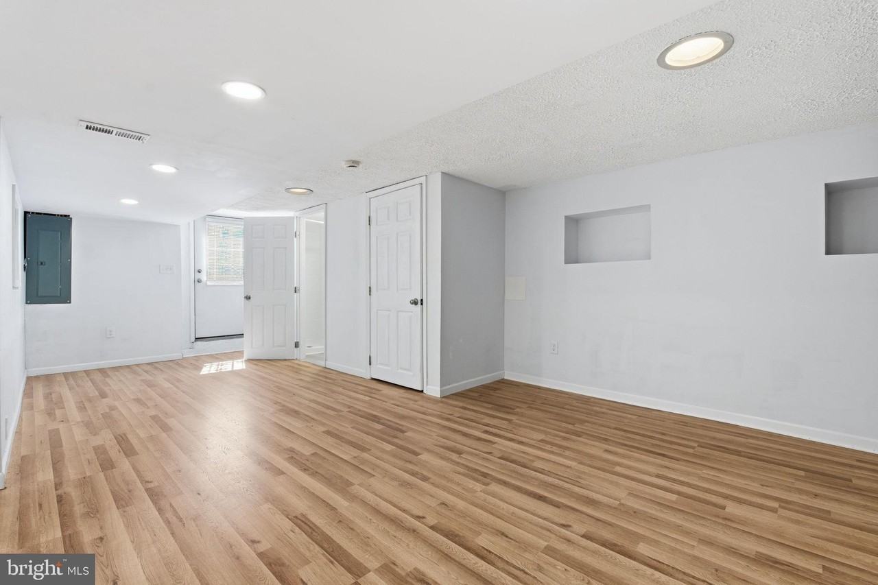 2301 Bayside Dr - Photo 5 of 35