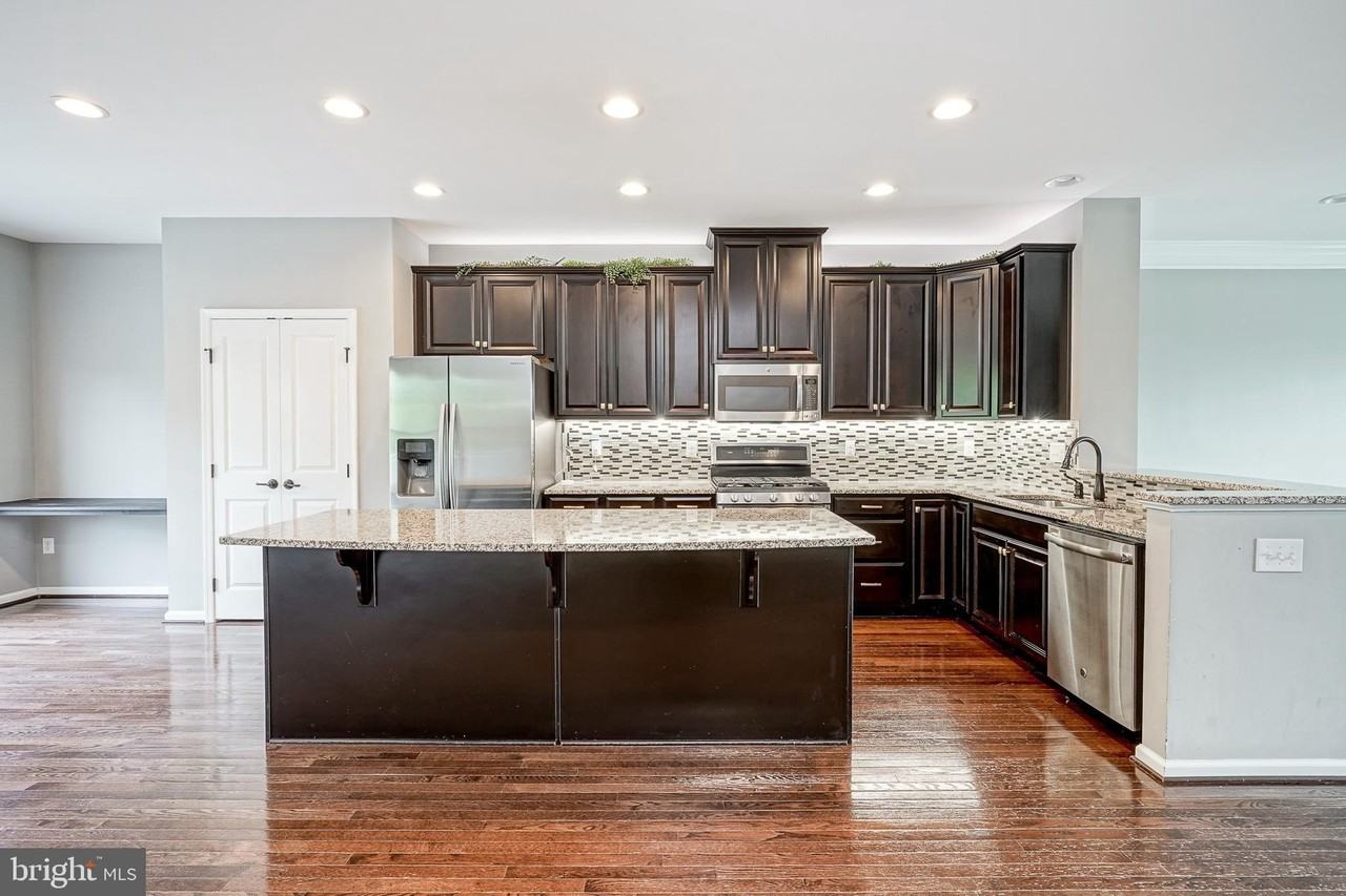 1048 Regency Pl - Photo 4 of 43