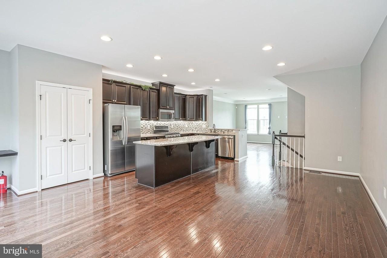 1048 Regency Pl - Photo 5 of 43