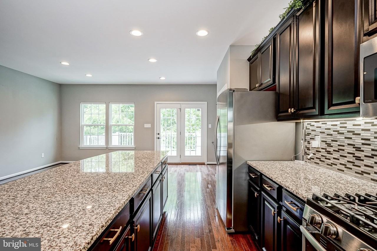 1048 Regency Pl - Photo 6 of 43