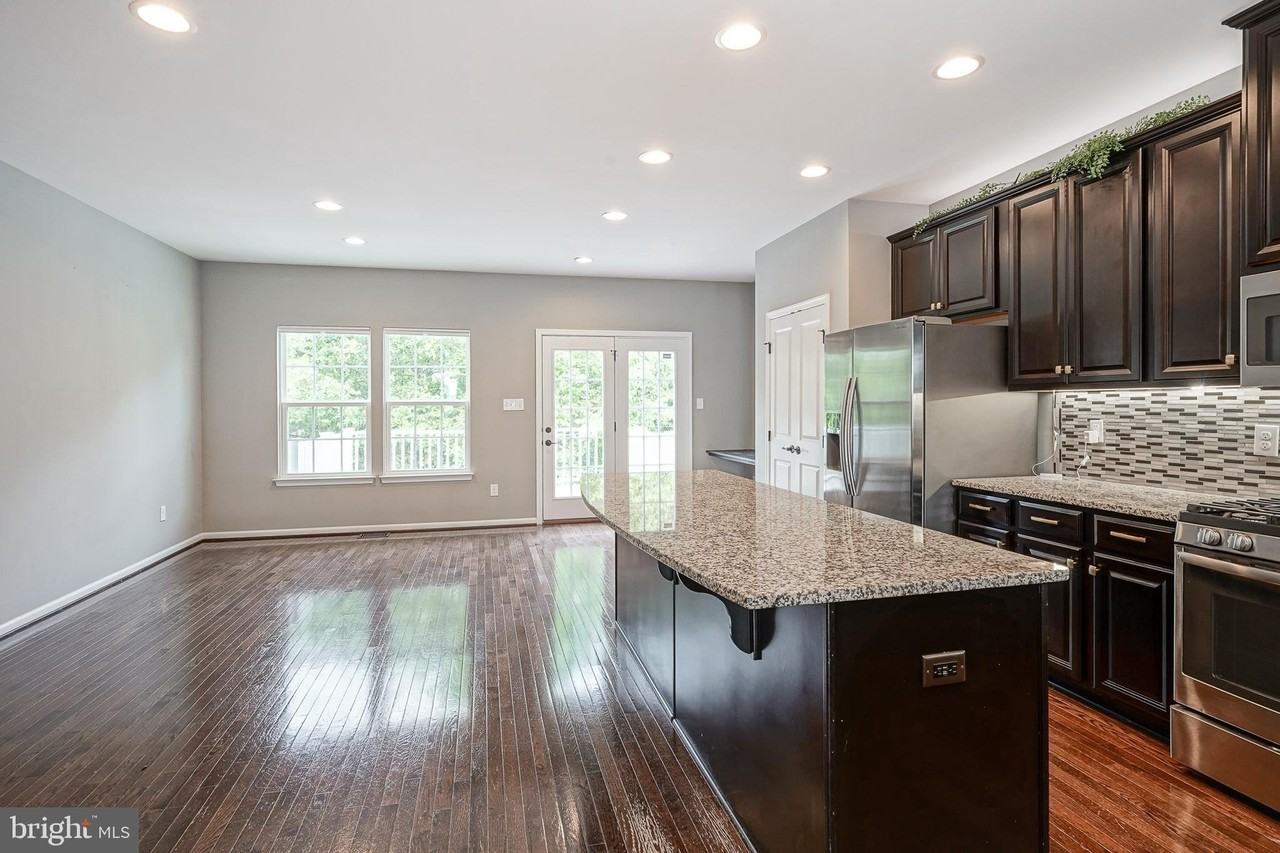 1048 Regency Pl - Photo 7 of 43