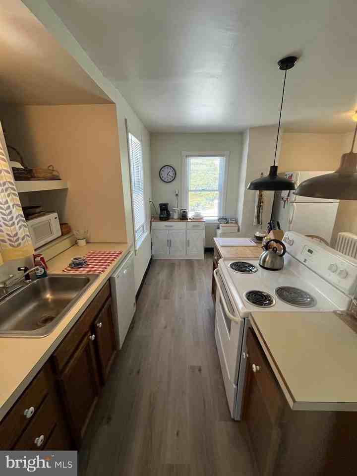 241 W Maple Ave - Photo 4 of 10
