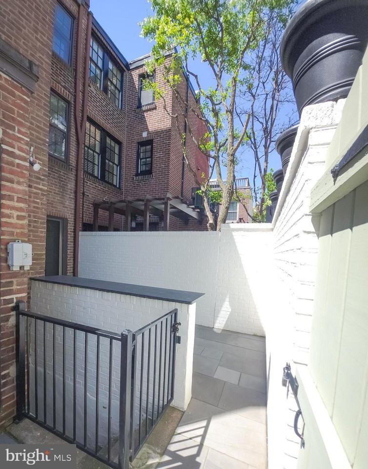 1915 Panama St - Photo 6 of 36