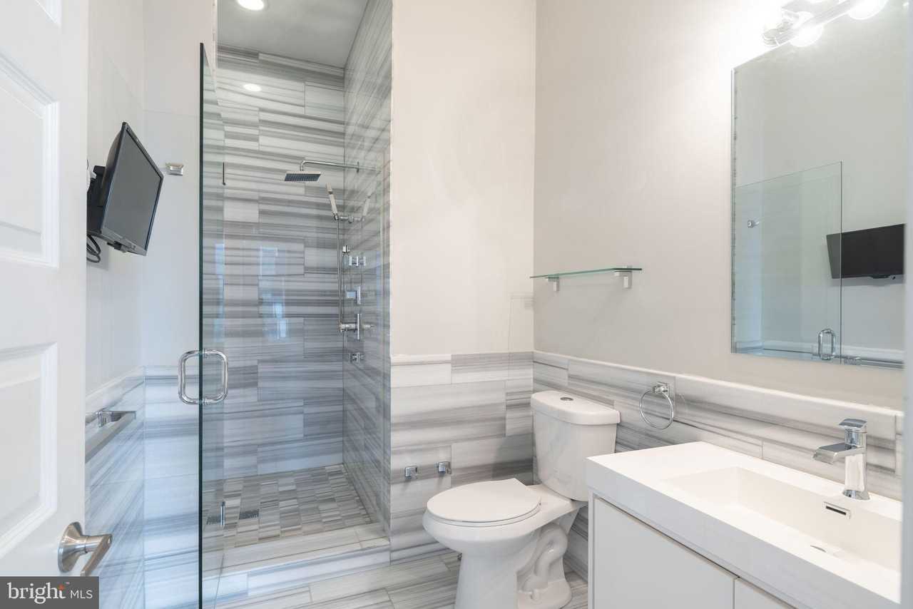 901 N Front St #8 - Photo 4 of 12