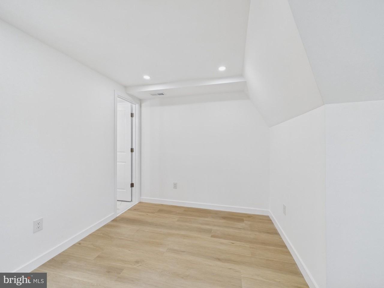 3205 Summer St - Photo 4 of 24