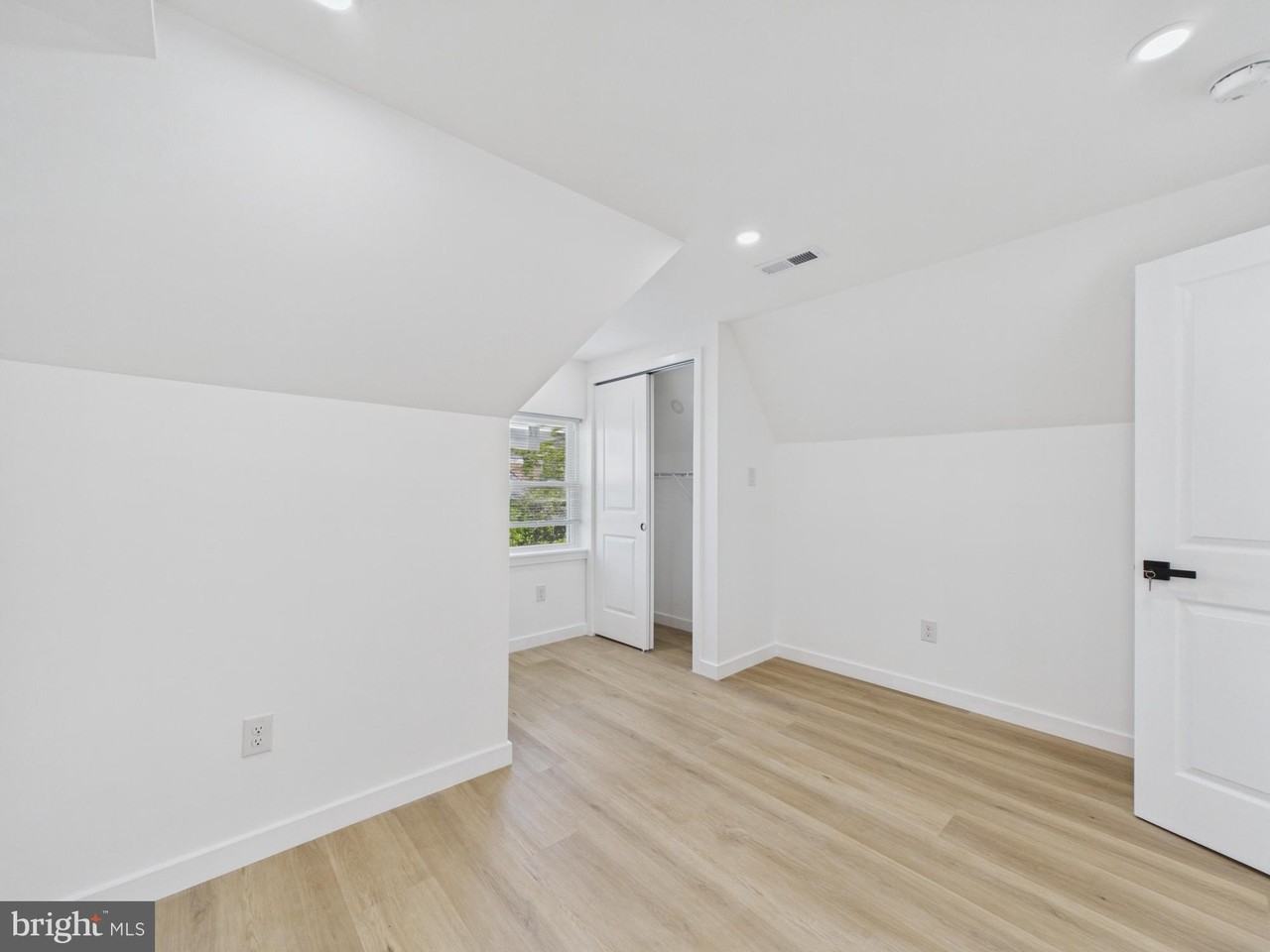 3205 Summer St - Photo 5 of 24