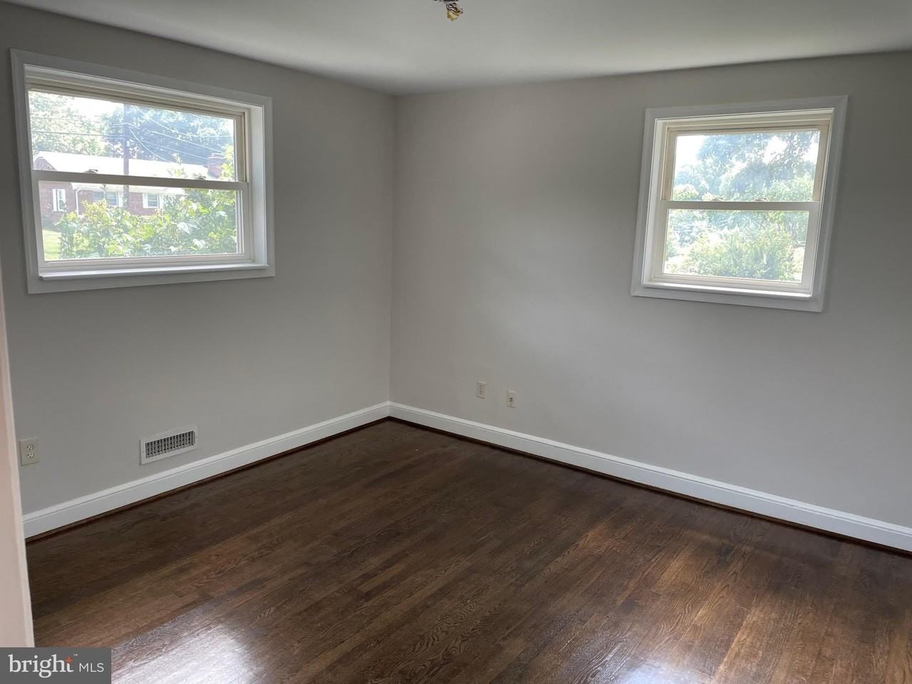 5922 Pratt St - Photo 6 of 19