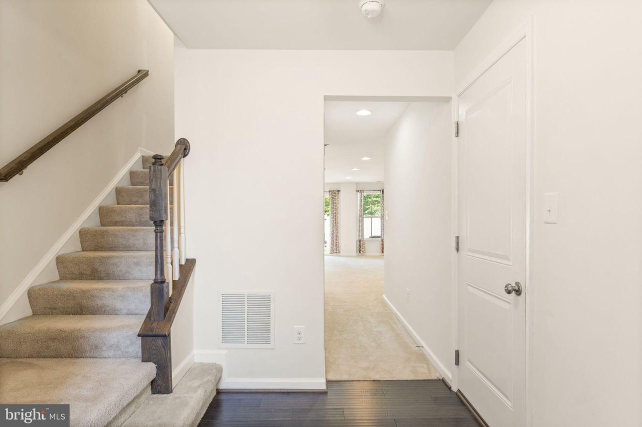 41715 Mcmonagle Sq - Photo 5 of 43
