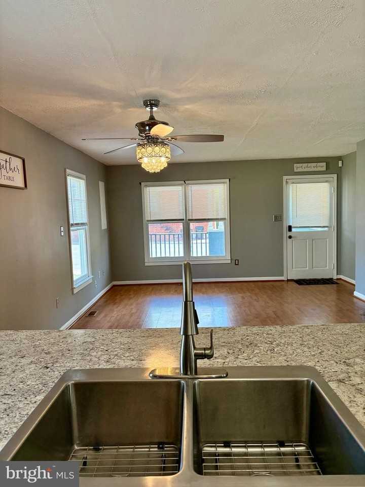 321 N Kent St - Photo 5 of 22