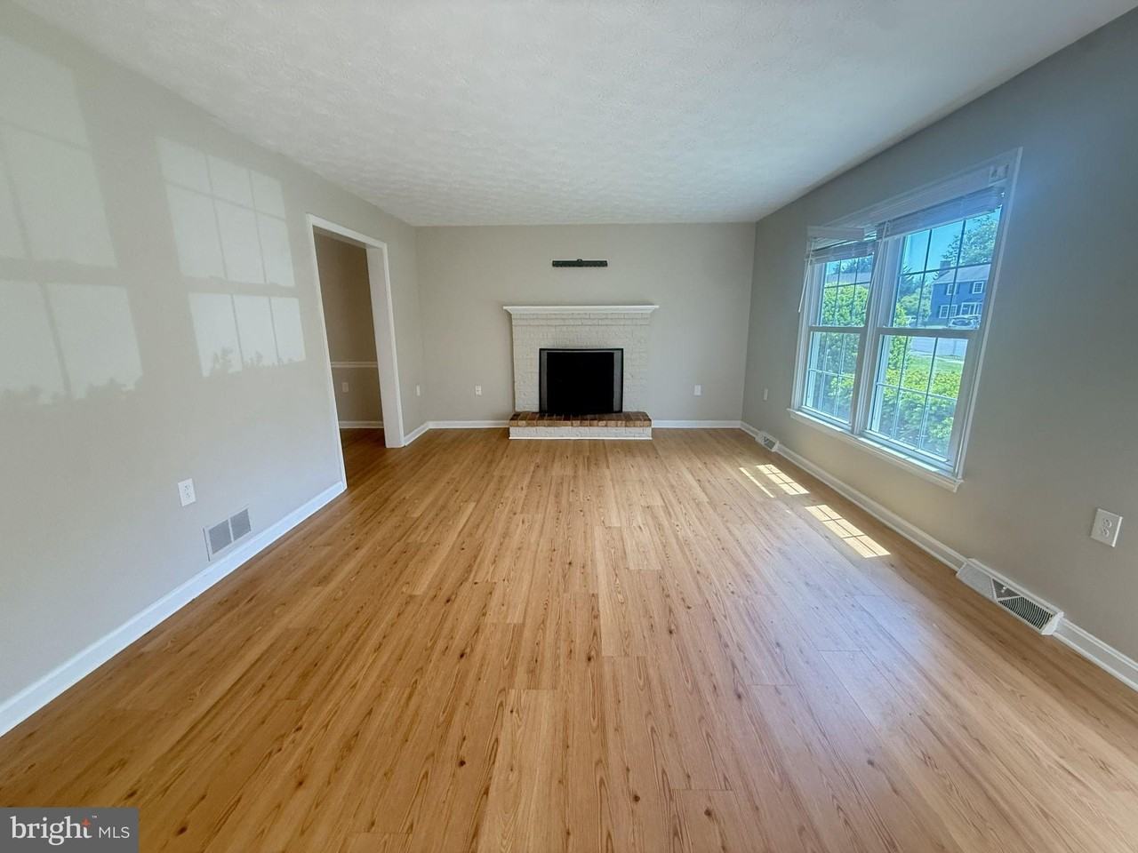 824 Appleseed Ct - Photo 4 of 47