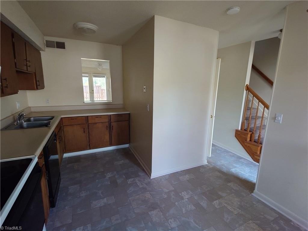 3771 Heathrow Dr - Photo 2 of 4