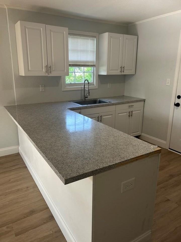 2437 University Dr - Photo 2 of 8