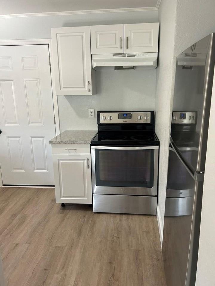 2437 University Dr - Photo 3 of 8