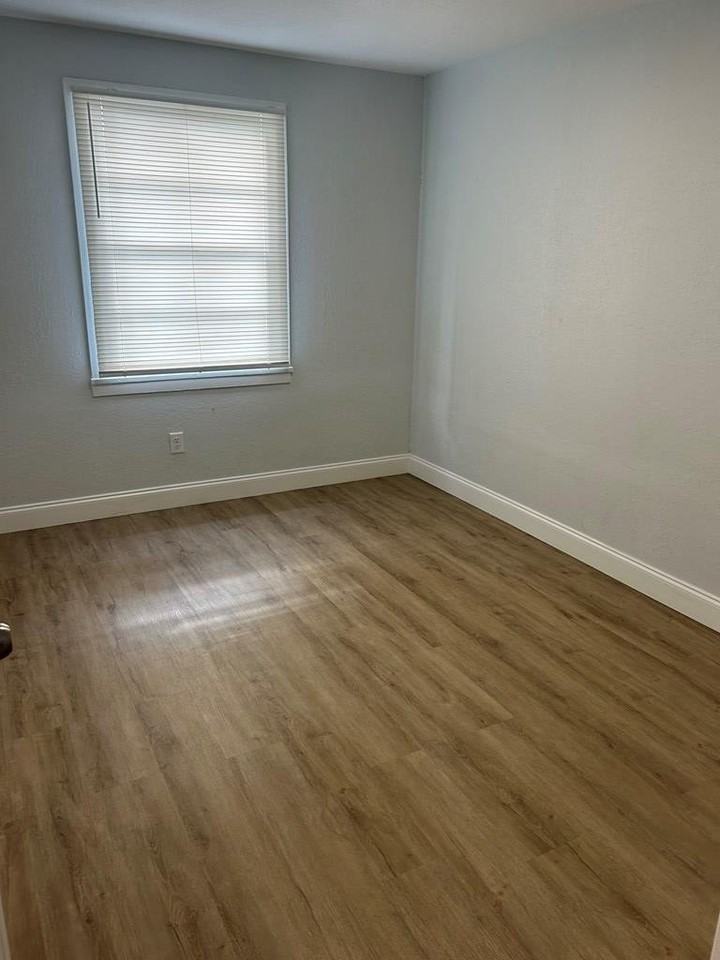 2437 University Dr - Photo 5 of 8