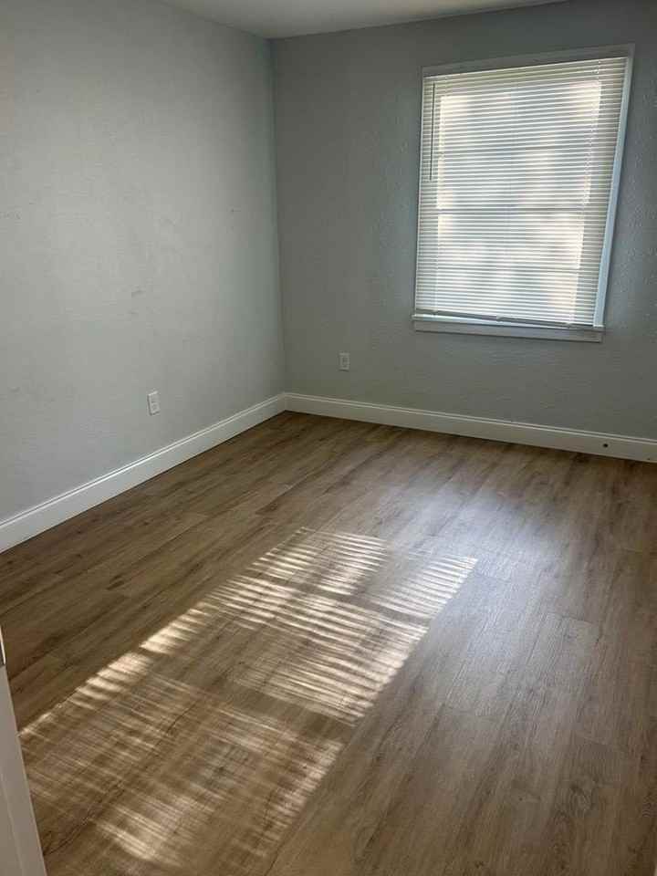 2437 University Dr - Photo 6 of 8