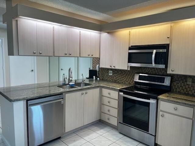 4701 Roxbury Ct - Photo 2 of 34