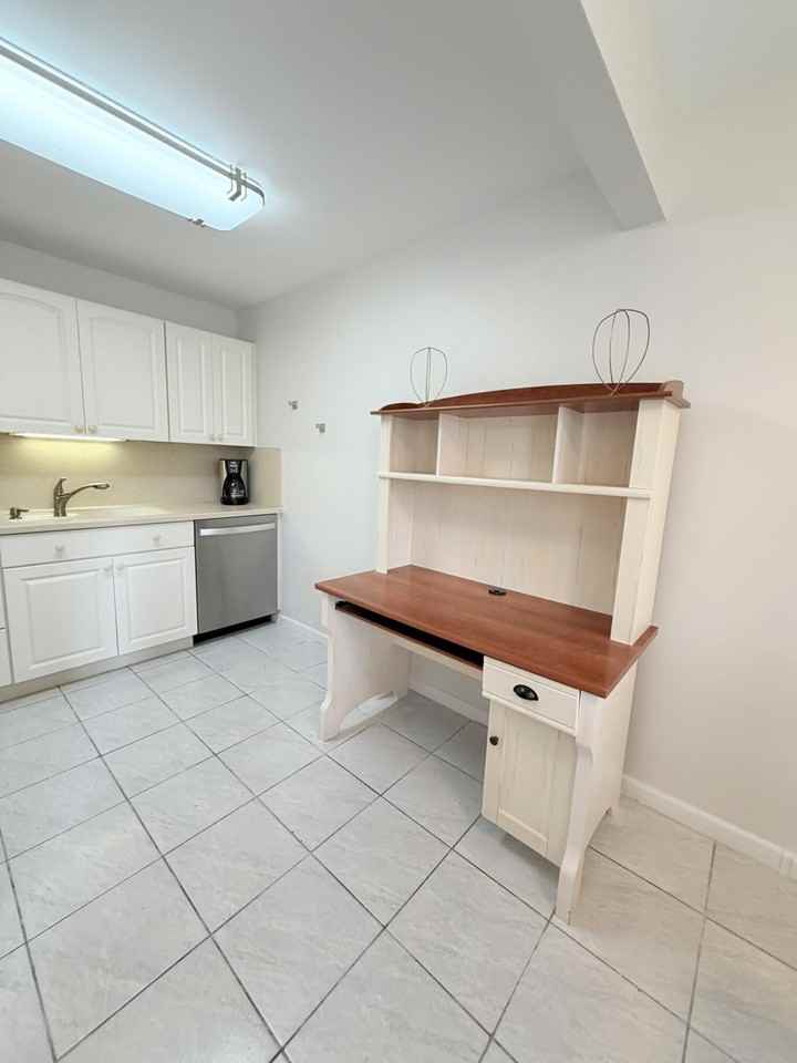 1004 Newcastle A - Photo 3 of 39