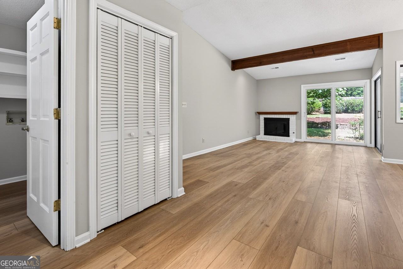 208 Driftwood Ln - Photo 7 of 39