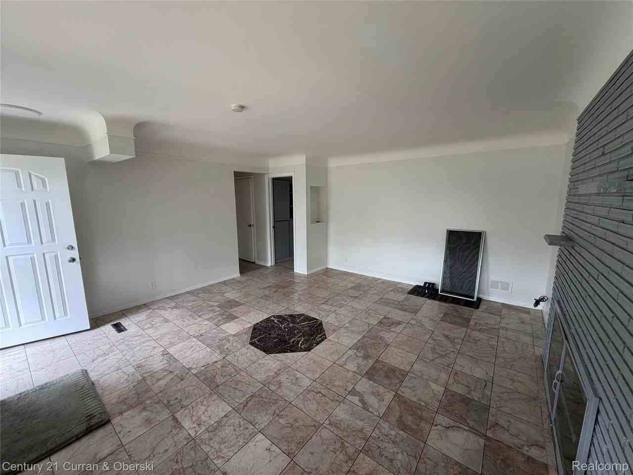 20700 Whitlock Dr - Photo 2 of 12
