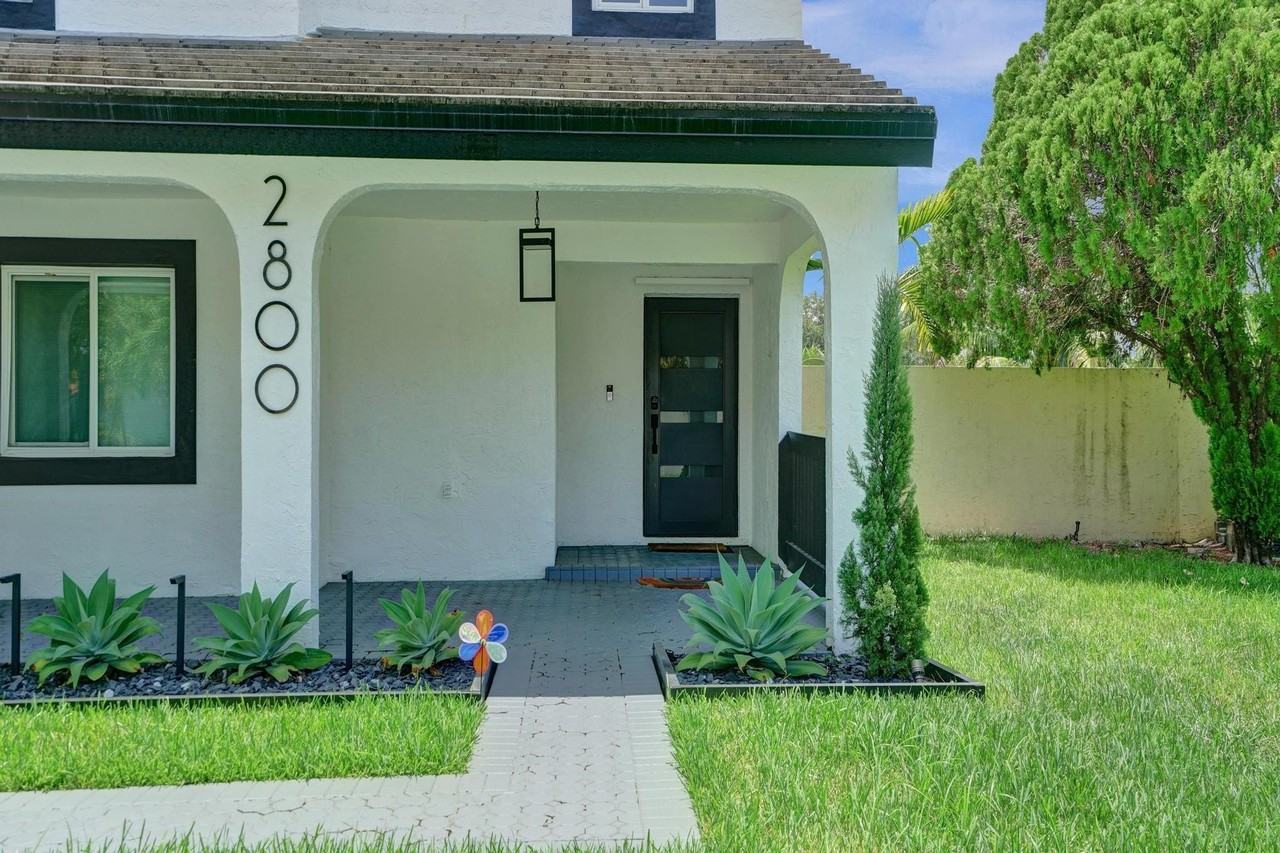 2800 W Aviary Dr - Photo 2 of 50
