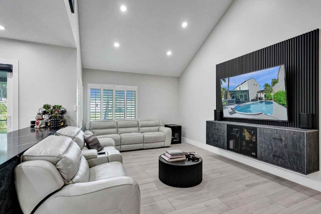 2800 W Aviary Dr - Photo 5 of 50