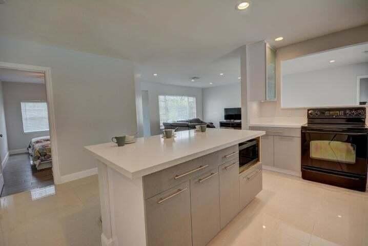 3911 Nw 4th Ct - Photo 3 of 13