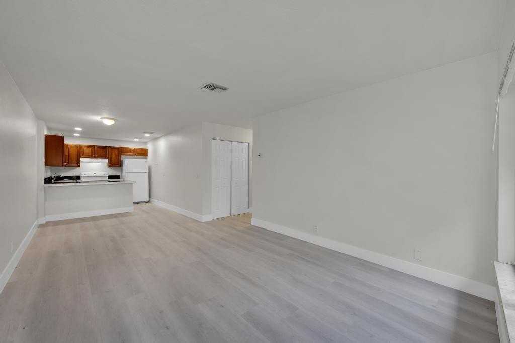 10835 Nw 45th St - Photo 6 of 11