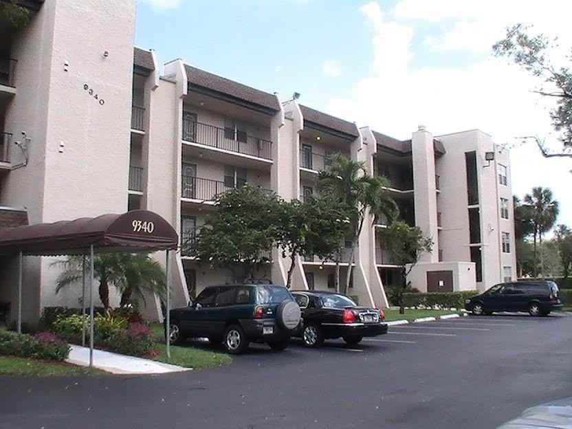 9340 Lagoon Pl #302