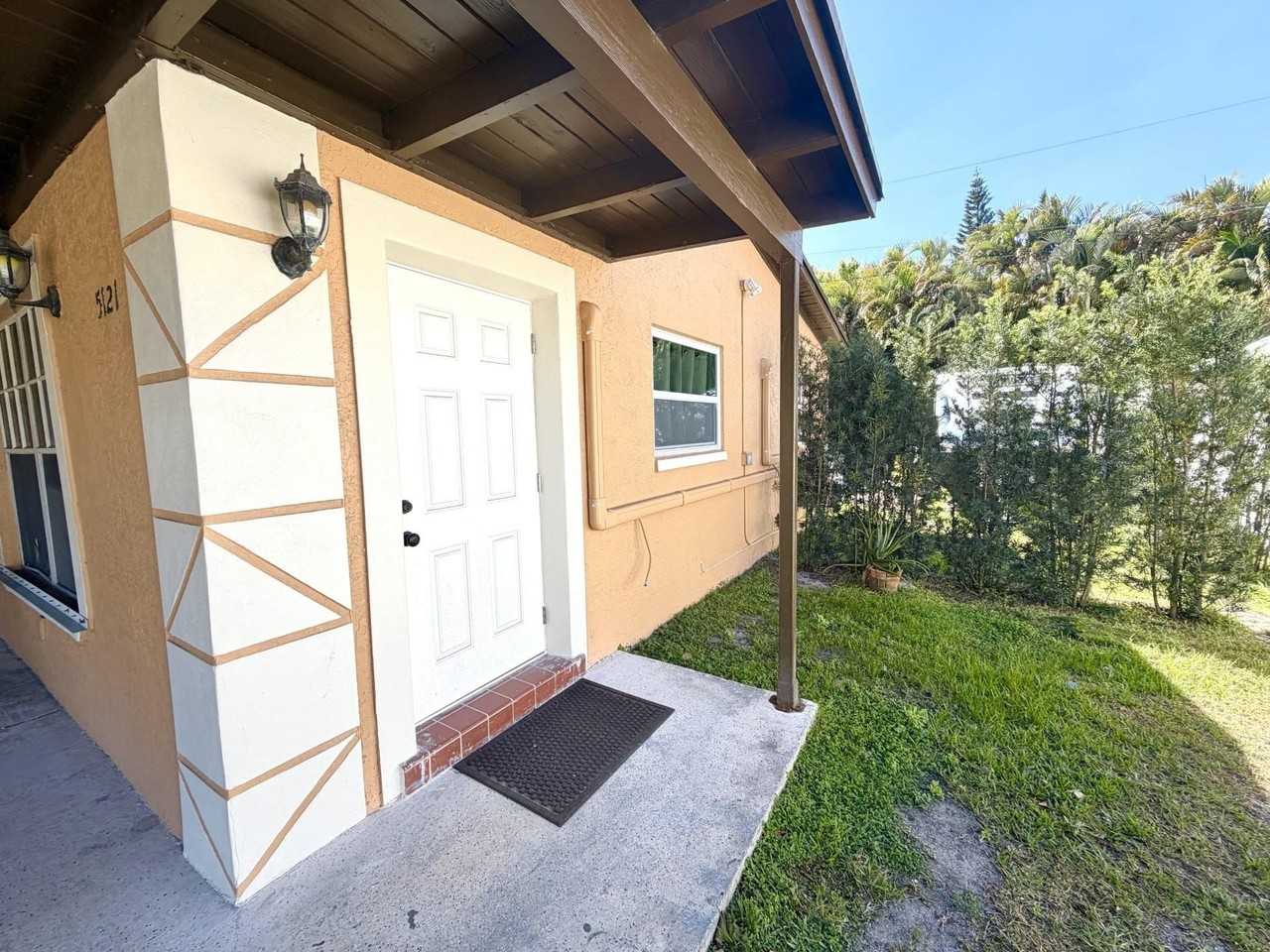 5121 Sw 40th Ave - Photo 3 of 15