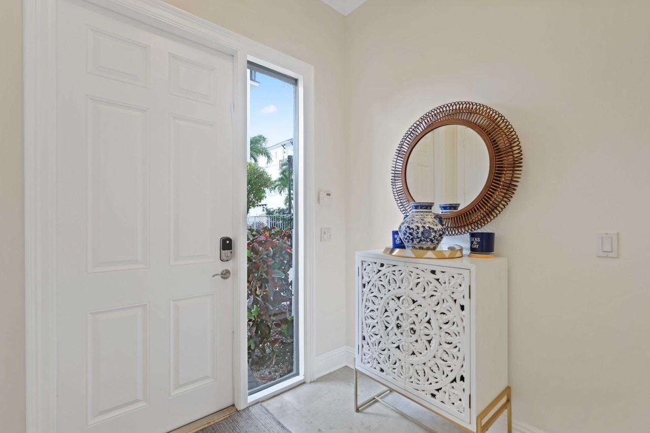 285 Se 6th Ave #I - Photo 6 of 47