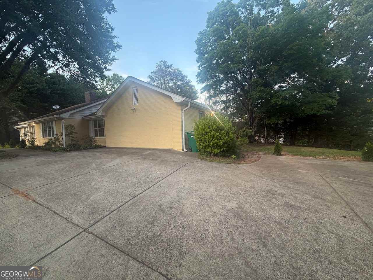 981 Woodward Park Dr - Photo 2 of 10