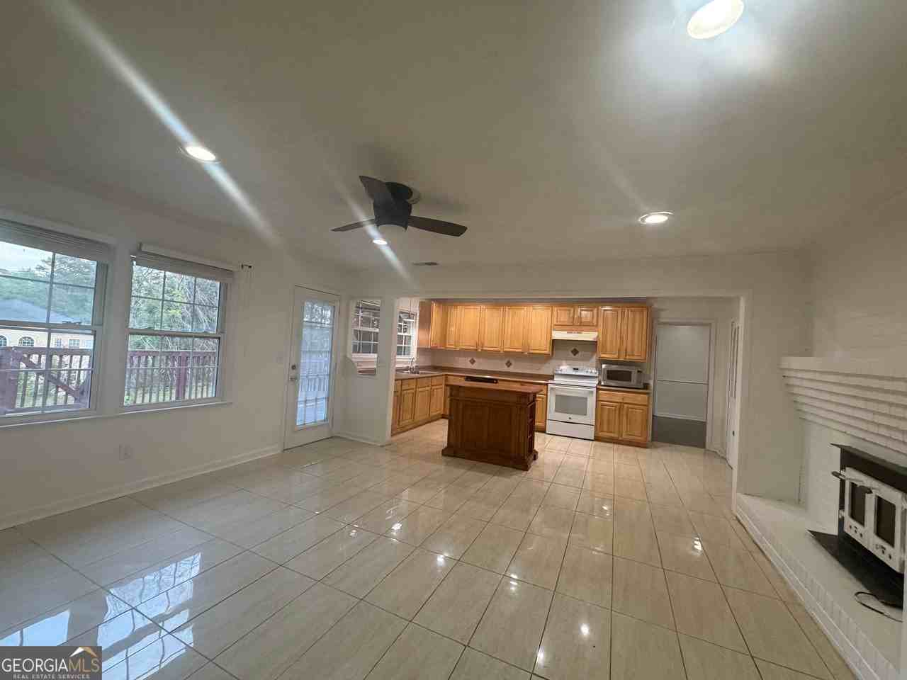 981 Woodward Park Dr - Photo 3 of 10