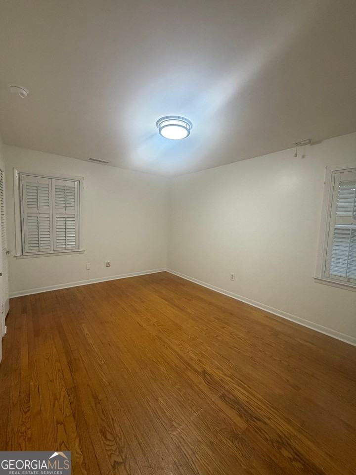 981 Woodward Park Dr - Photo 6 of 10