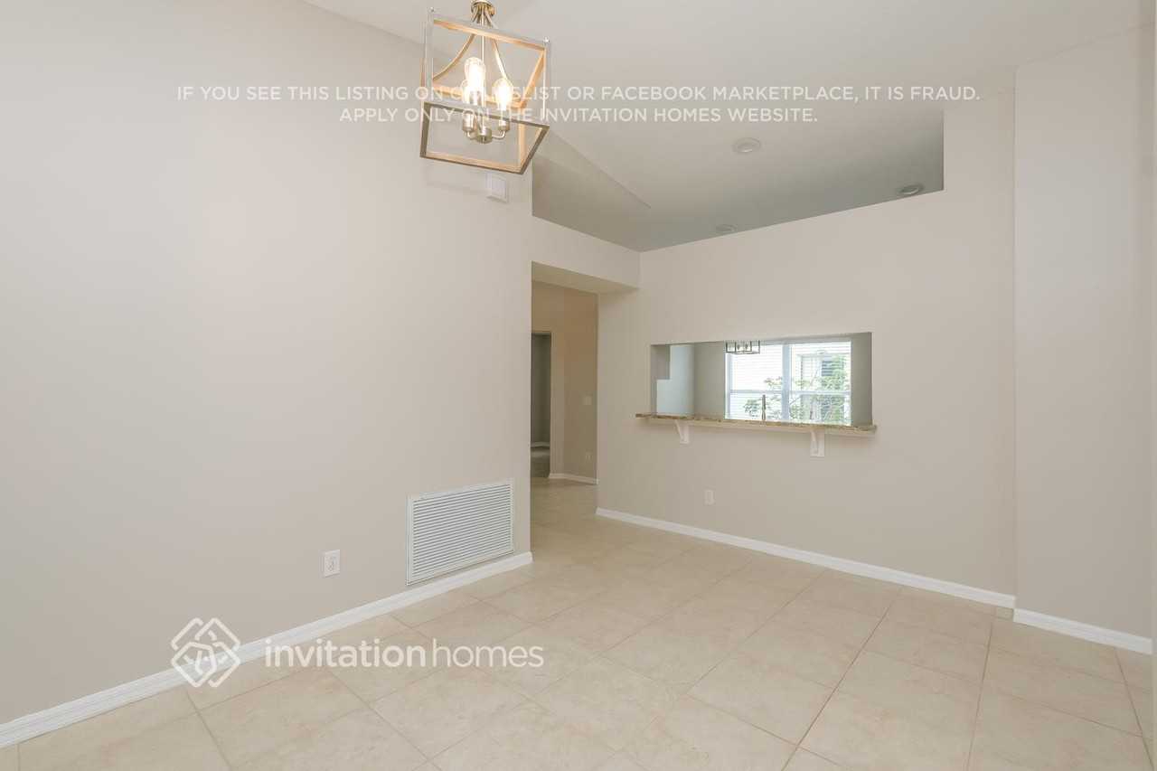 7616 Hampshire Garden Pl - Photo 4 of 16