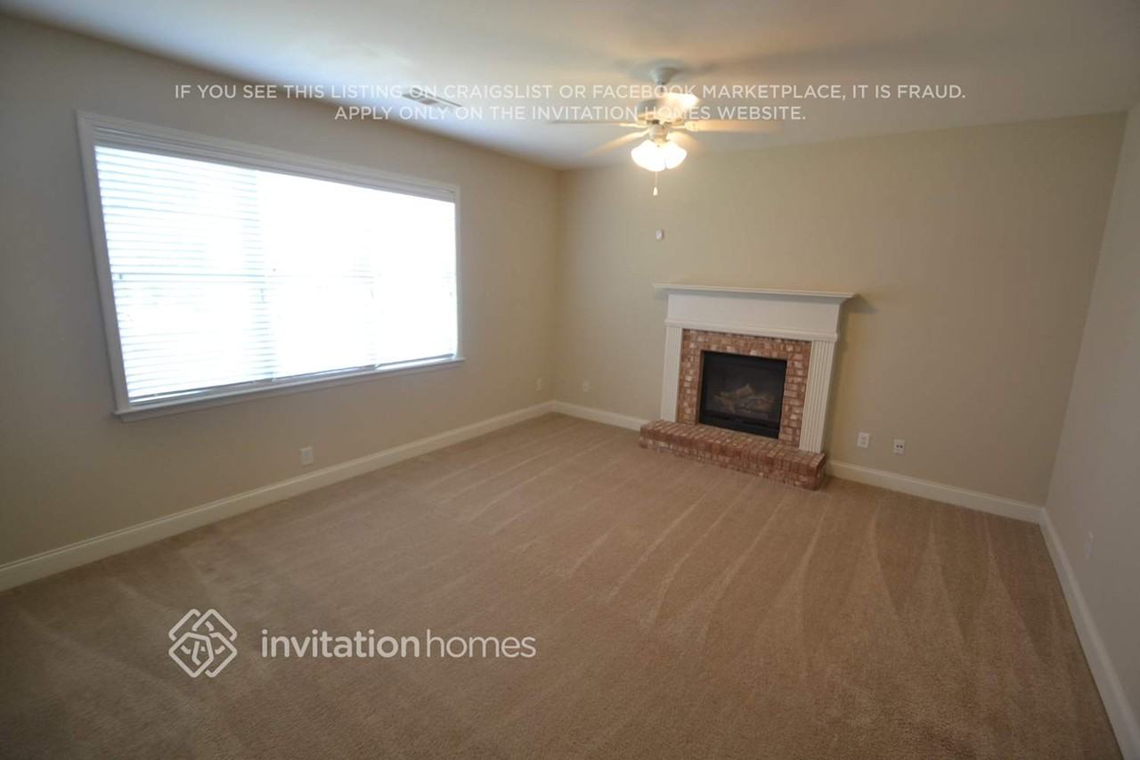 909 Lakeside Ct - Photo 2 of 13