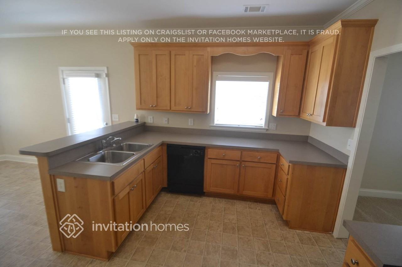 909 Lakeside Ct - Photo 3 of 13
