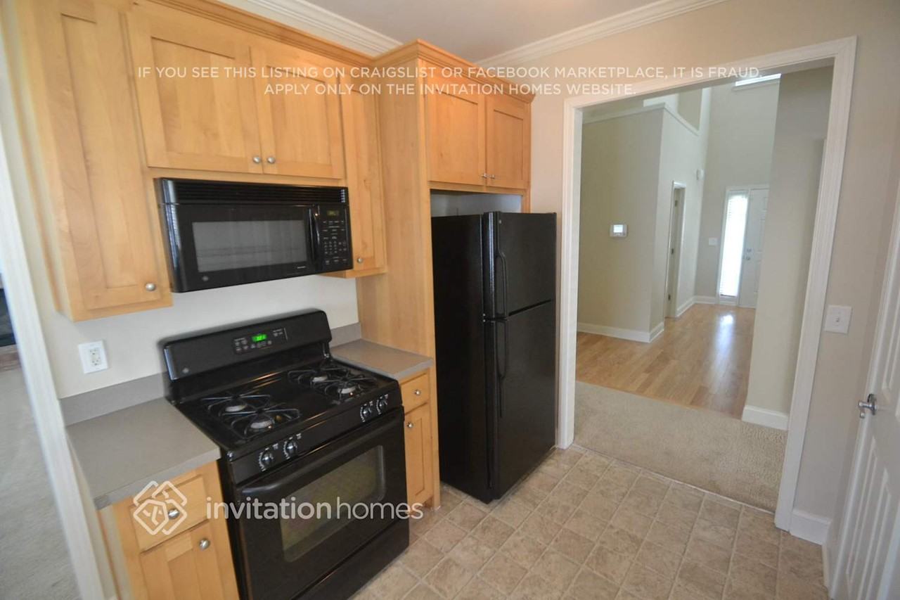 909 Lakeside Ct - Photo 4 of 13