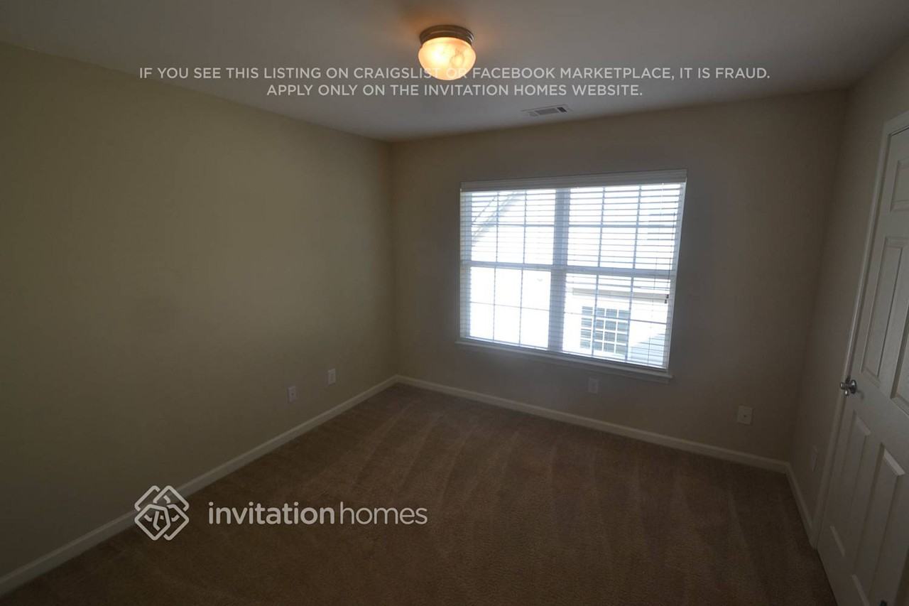 909 Lakeside Ct - Photo 5 of 13