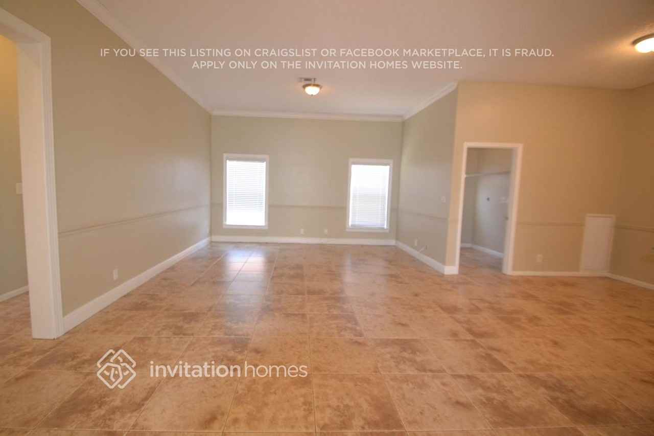 12770 Kingsway Rd - Photo 3 of 14
