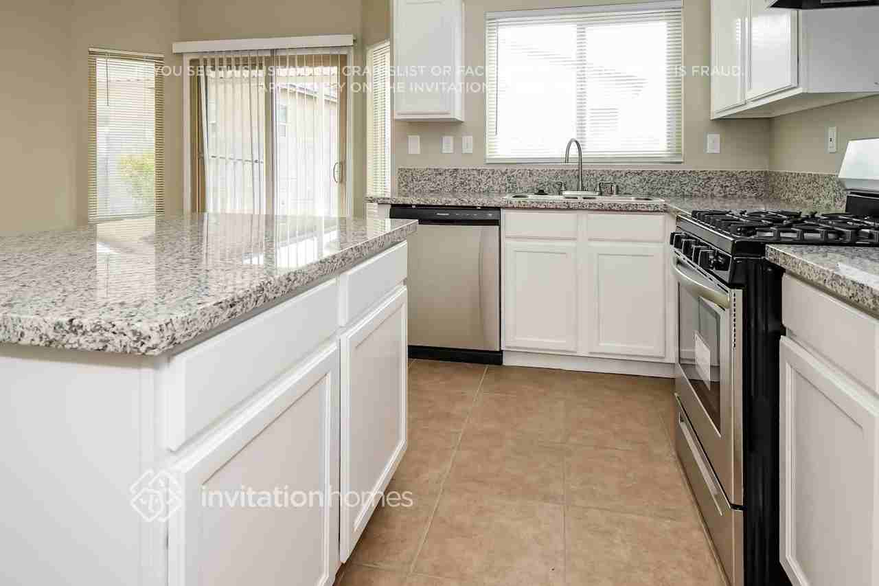 6557 Shining Sand Ave - Photo 7 of 16