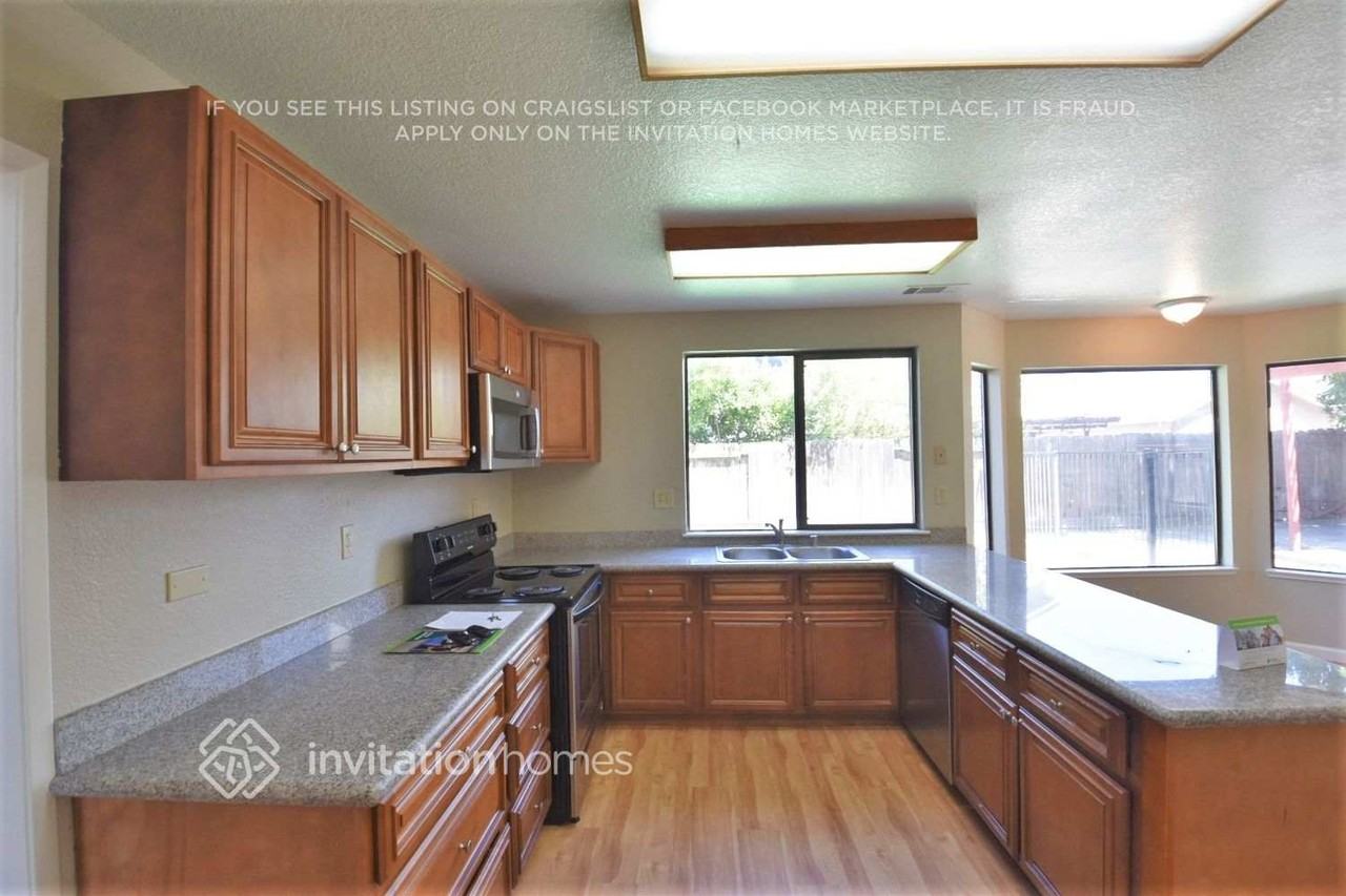 1066 Eleanor Ln - Photo 6 of 16