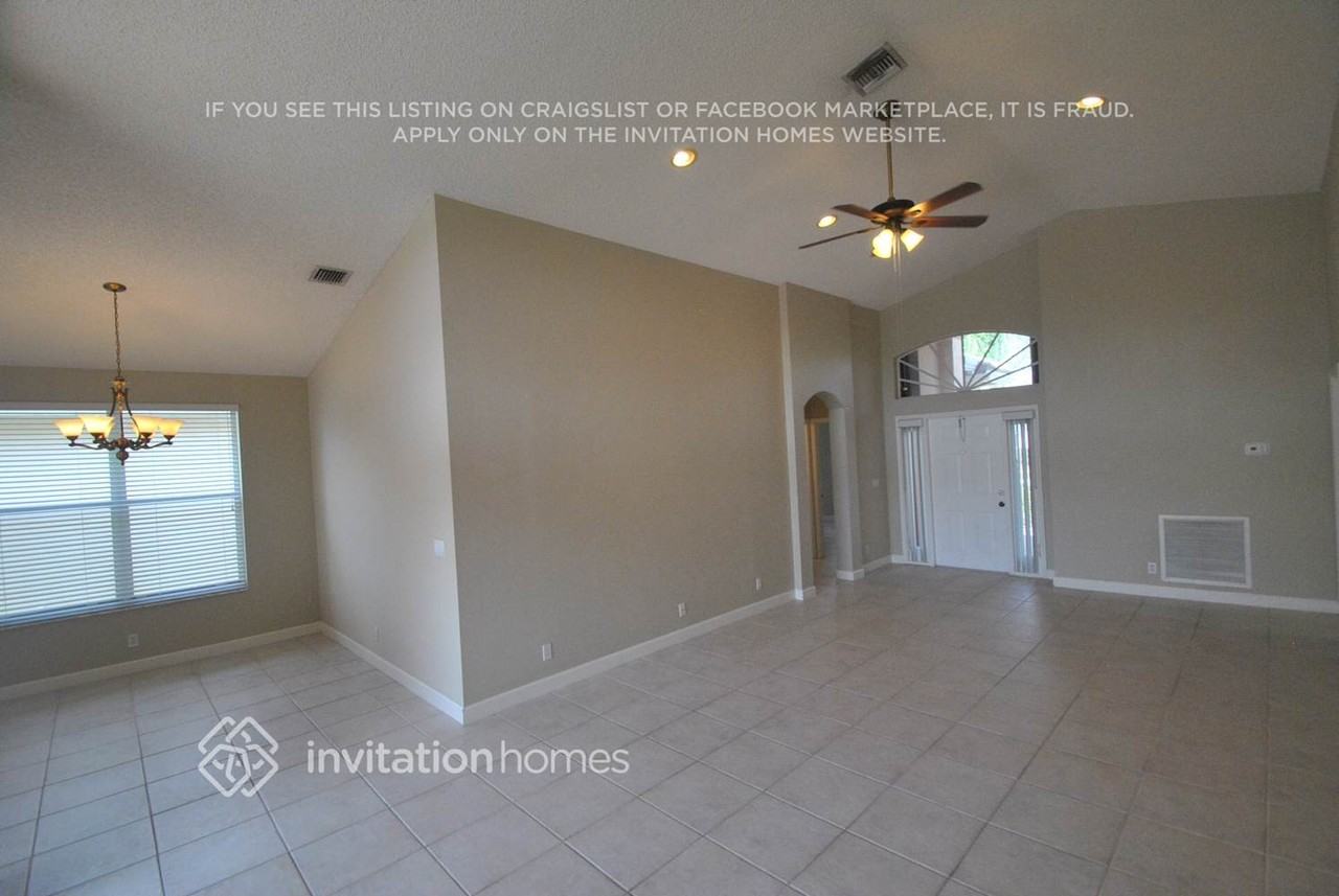 9496 Lago Dr - Photo 2 of 14