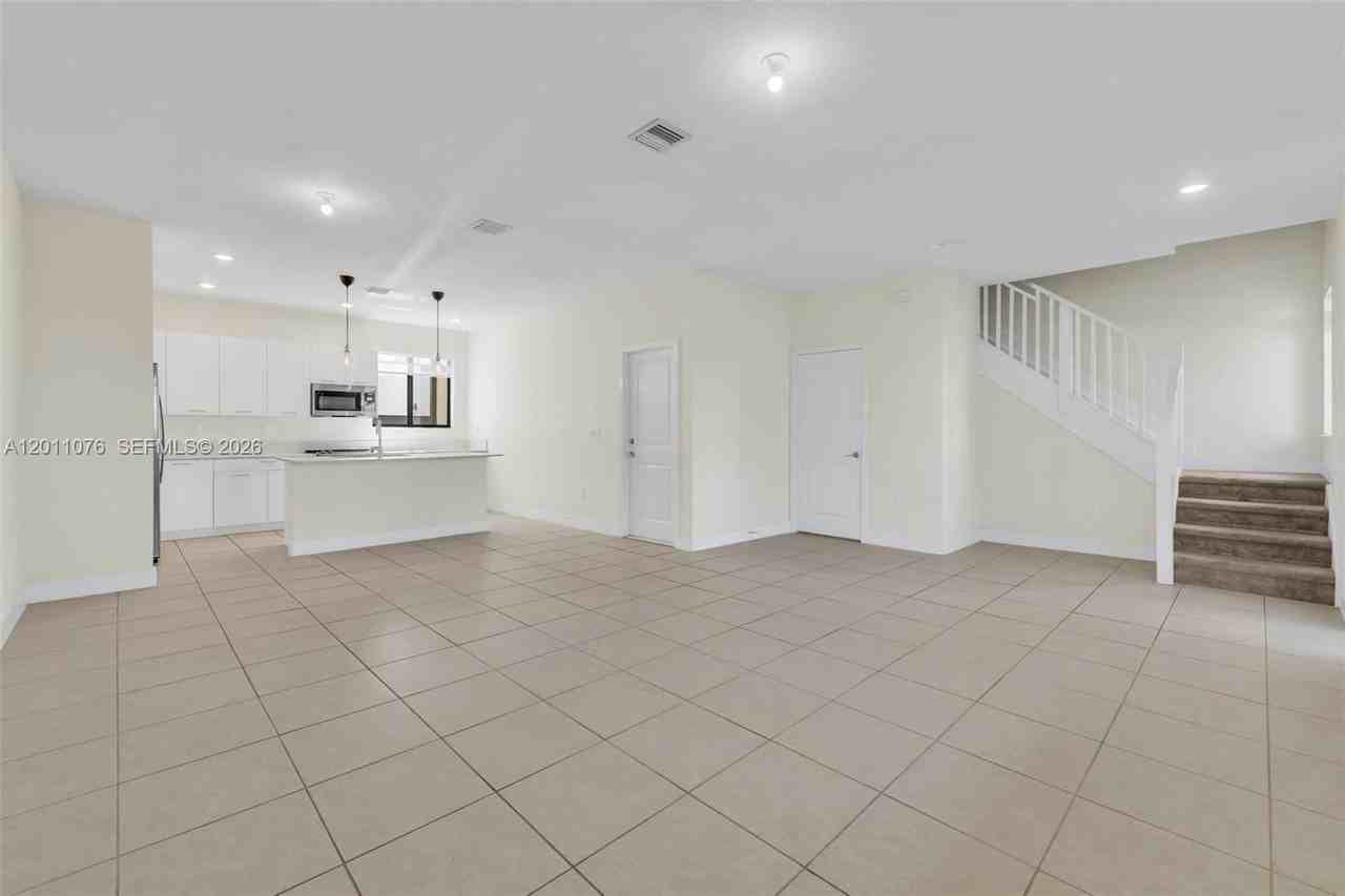 4612 Northwest 83rd Avenue - Photo 4 of 19